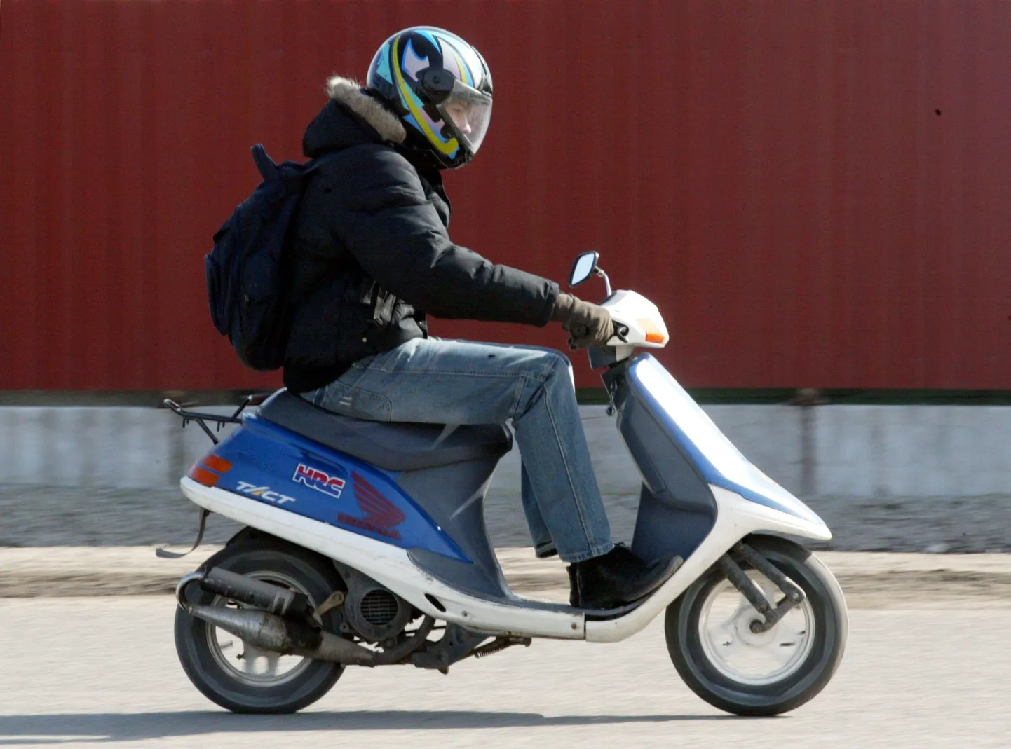 Motorolleriga sõitev nooruk
