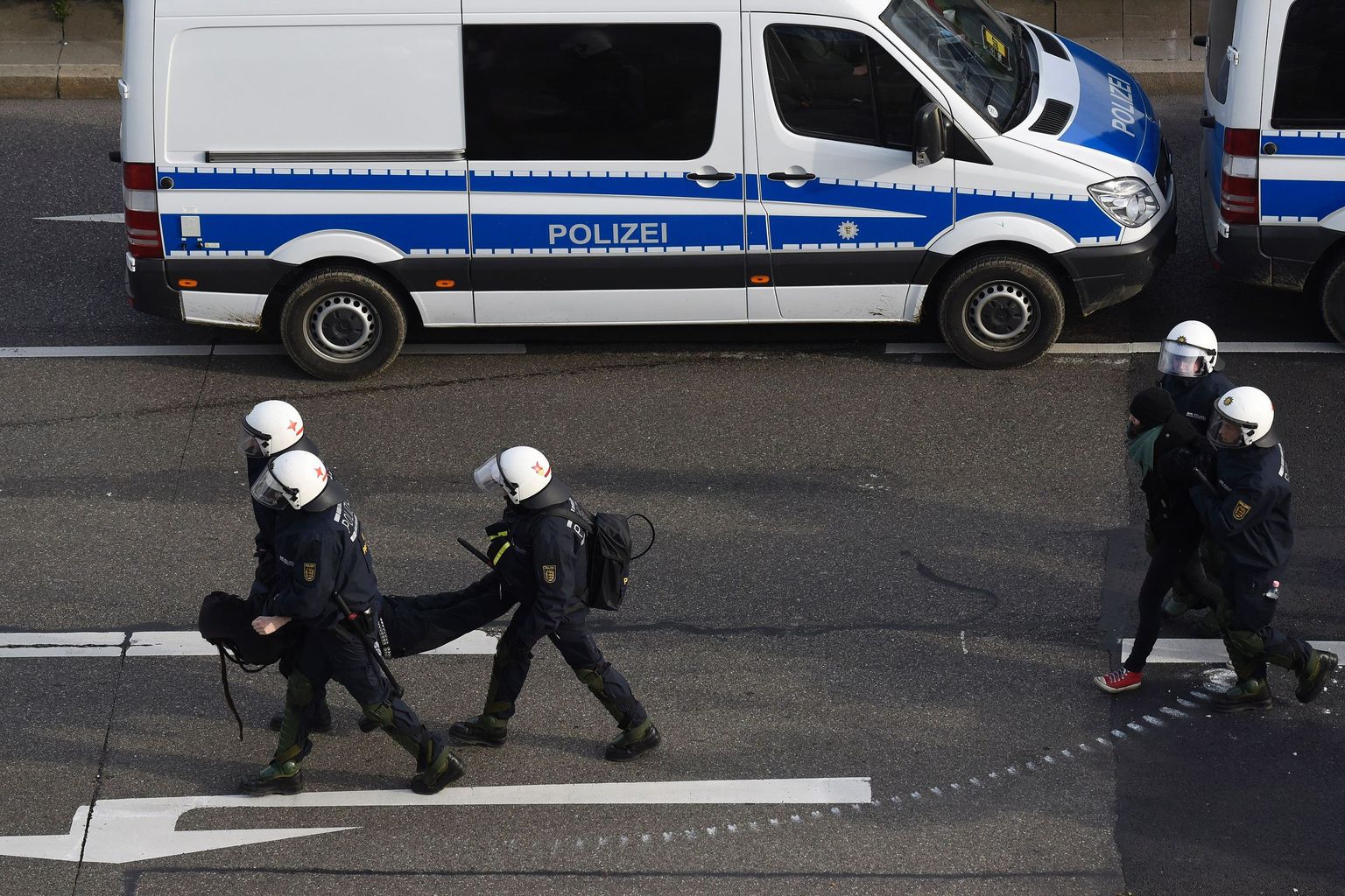Saksa politsei parempoolsete meeleavaldust laiali ajamas.