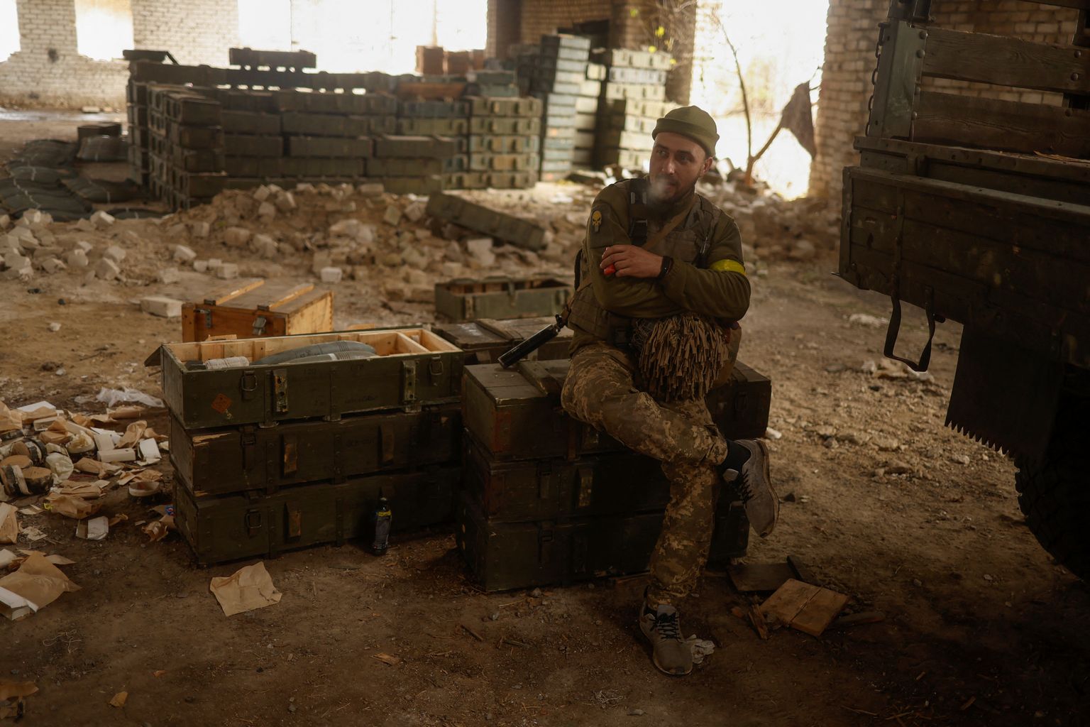 Ukraina sõdur istub Blahodatne külas mahajäänud vene mürskude peal.