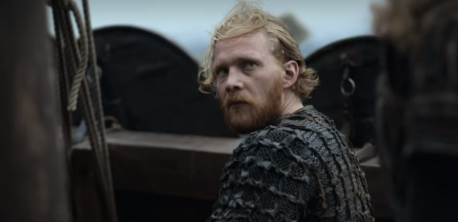Pääru Oja kehastab Netflixi sarjas «Viikingid: Valhalla» paganast viikingisõdalast Arne Gormssoni. 