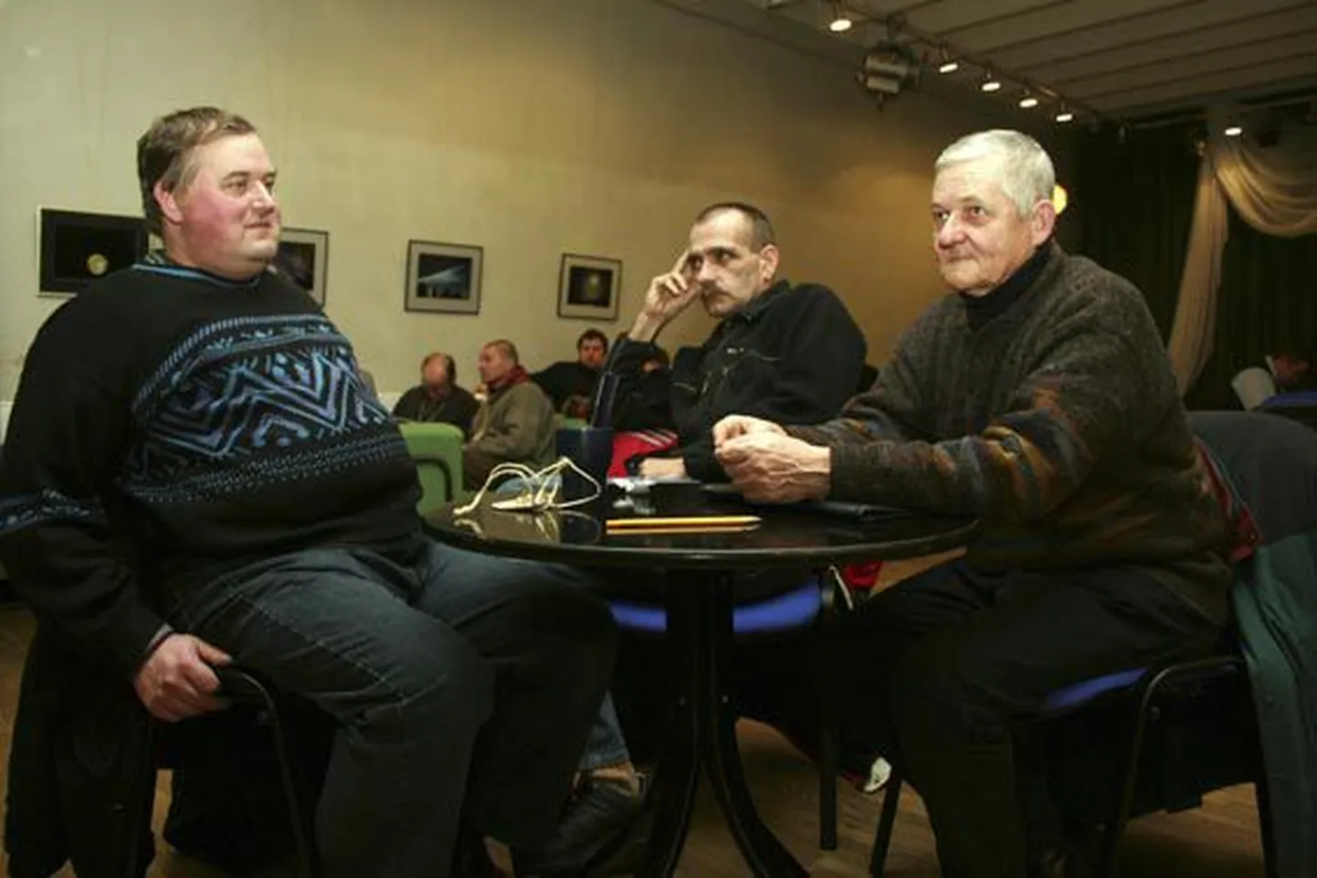 Mart Vellama (vasakult), Kalmer Männik ja Klaus Masing jäid Tamsalu mälumaratonis võitmatuks.