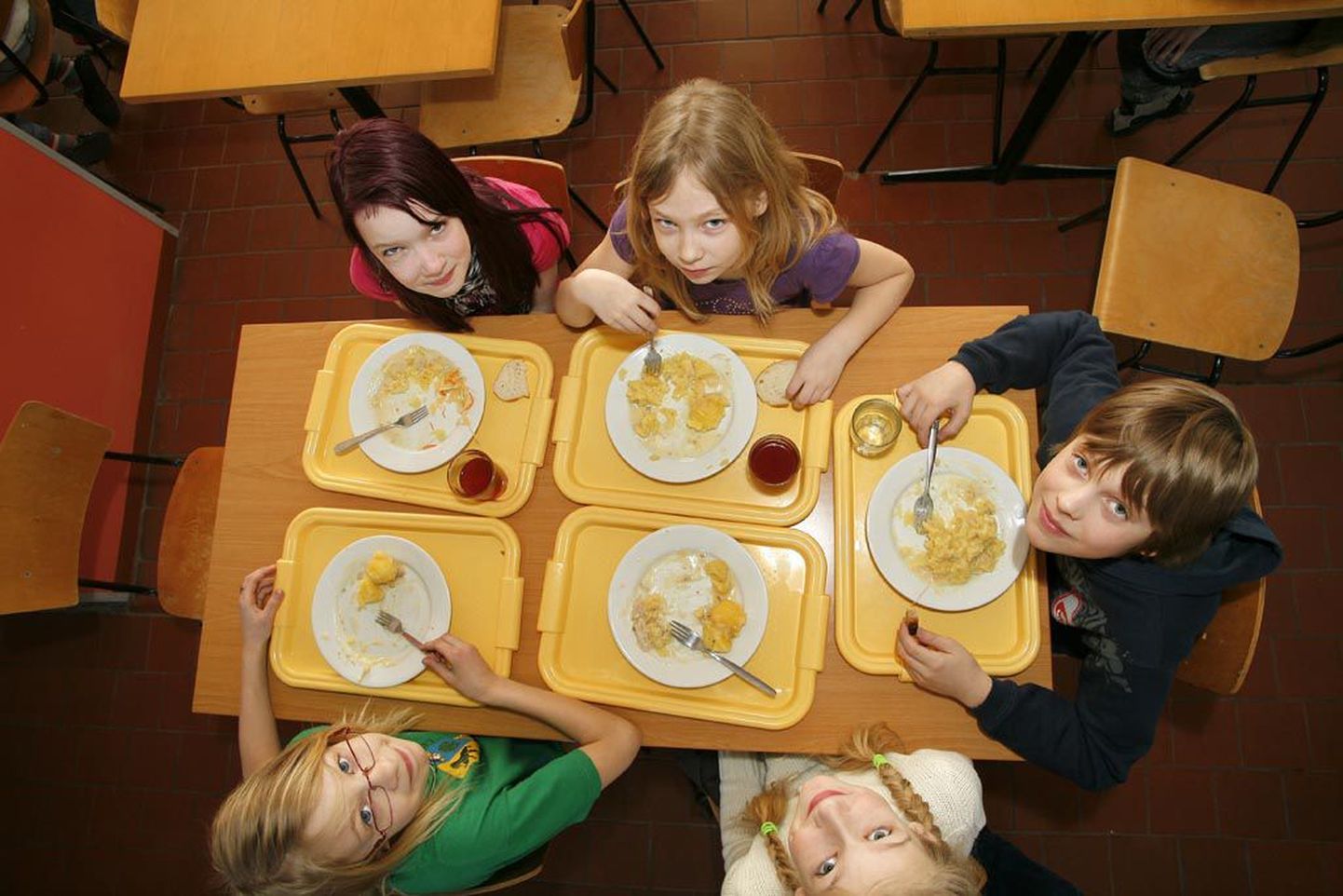 Rääma põhikooli lapsed söövad direktor Elmo Joa kinnitusel koolilõunat hea meelega. Laste vaieldamatuteks lemmikuteks on kartul ja makaronid.