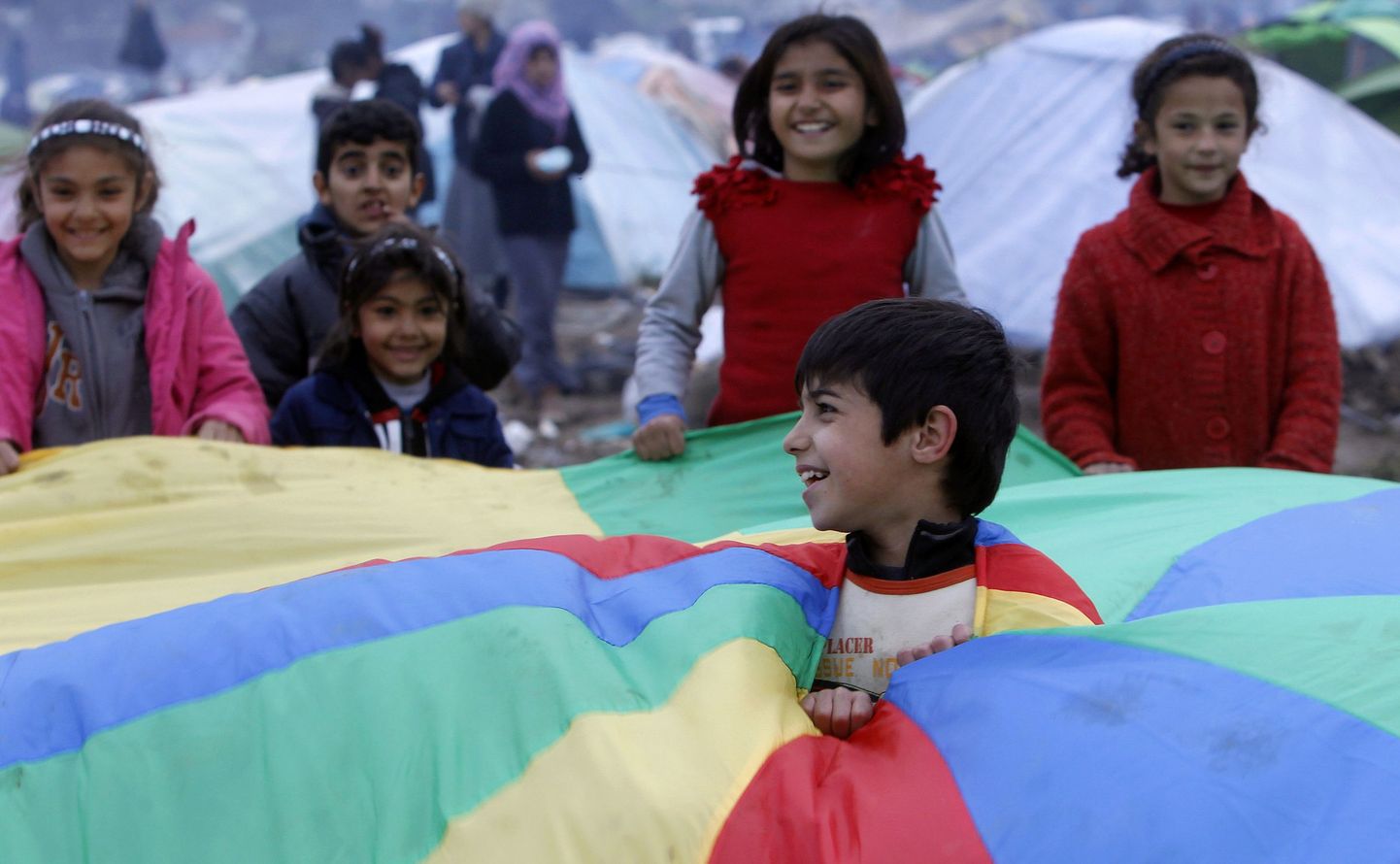 Põgenikest lapsed Kreeka kinnipidamiskeskuses mängimas.