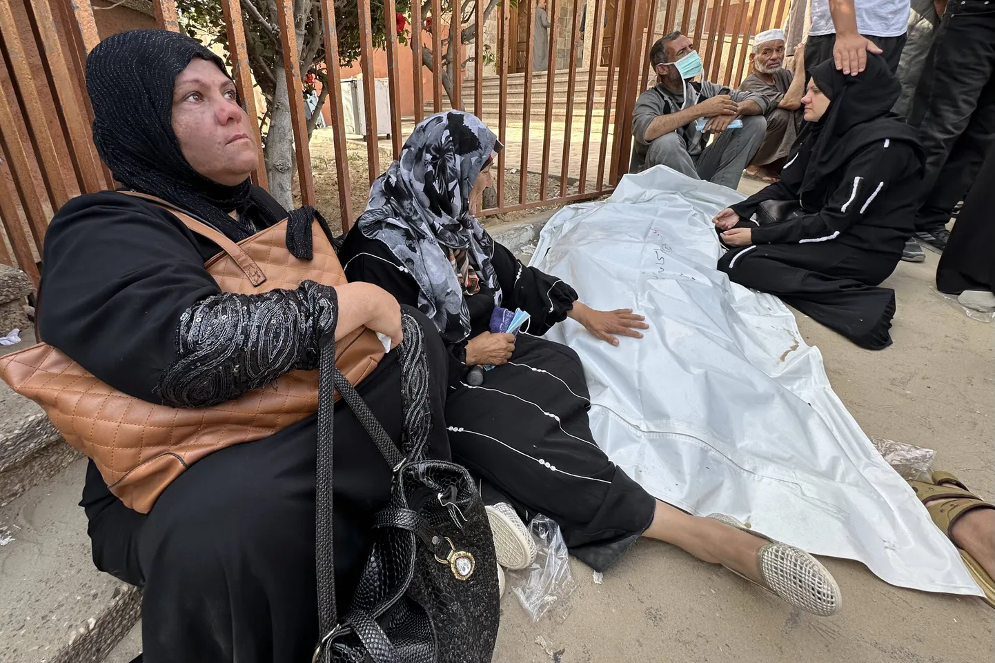 Palestiinlased leinavad Khān Yūnises asuvas haigla juures täna hommikul humanitaarabi jagamise punkti lähistel hukkunud lähedast.