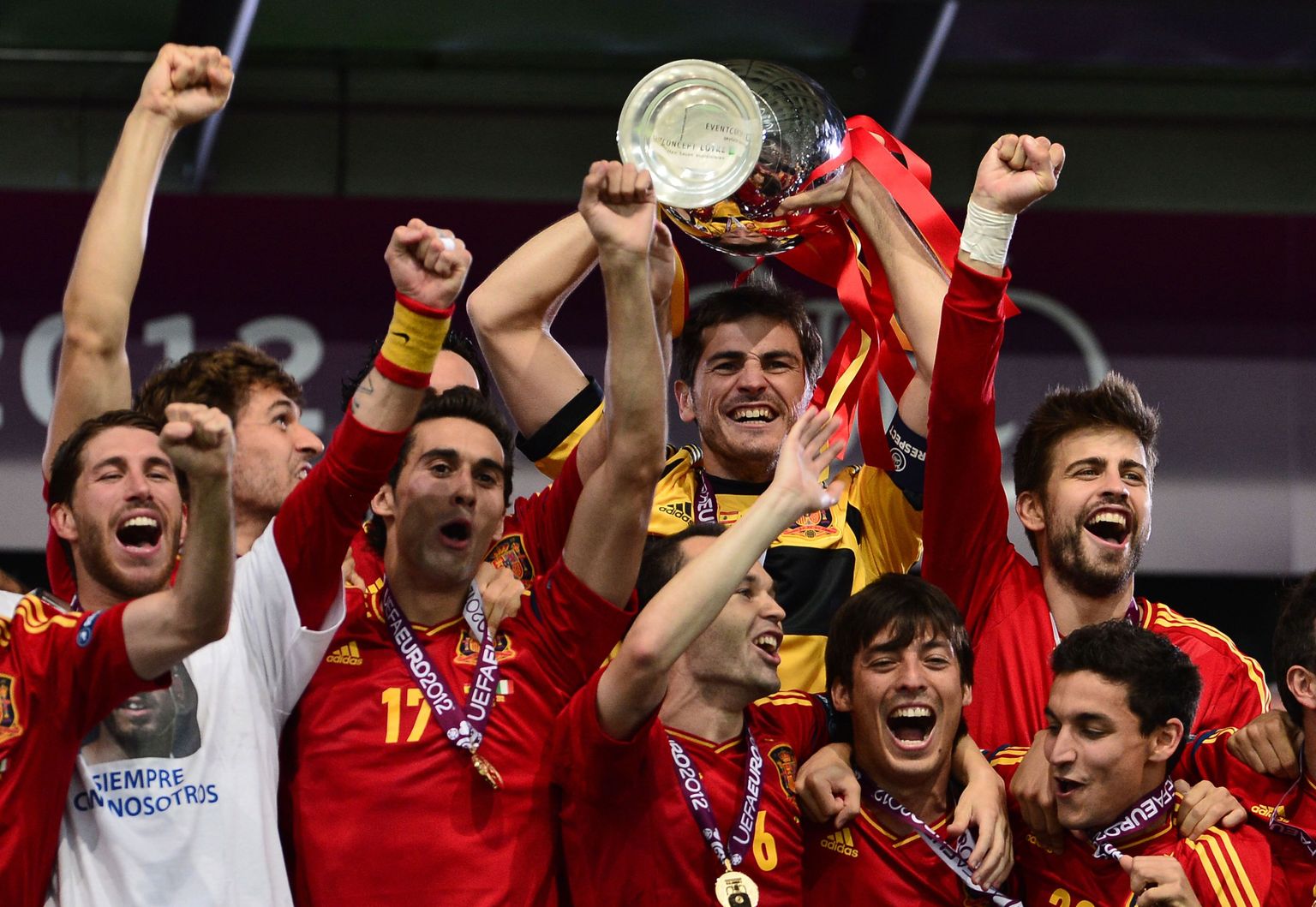 Сборная Испании с кубком чемпионов Европы.