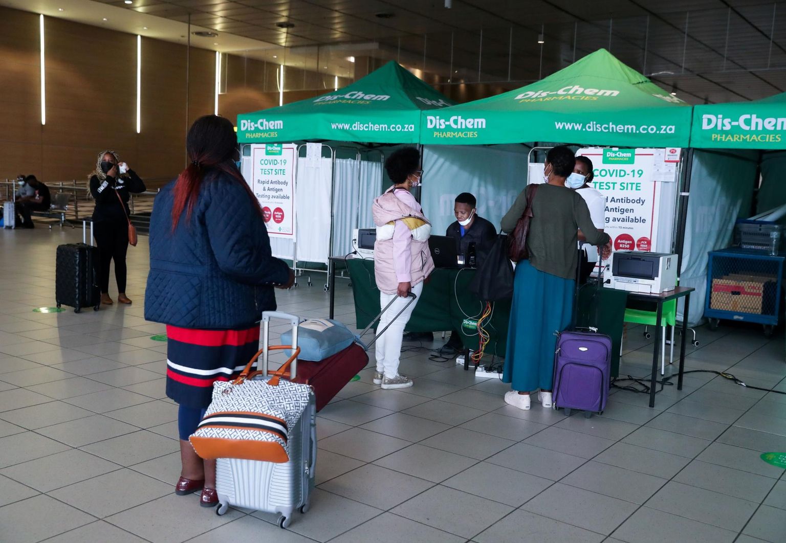 Reisijad eile järjekorras koroonaviiruse PCR-testi tegemiseks Johannesburgi rahvusvahelises lennujaamas.