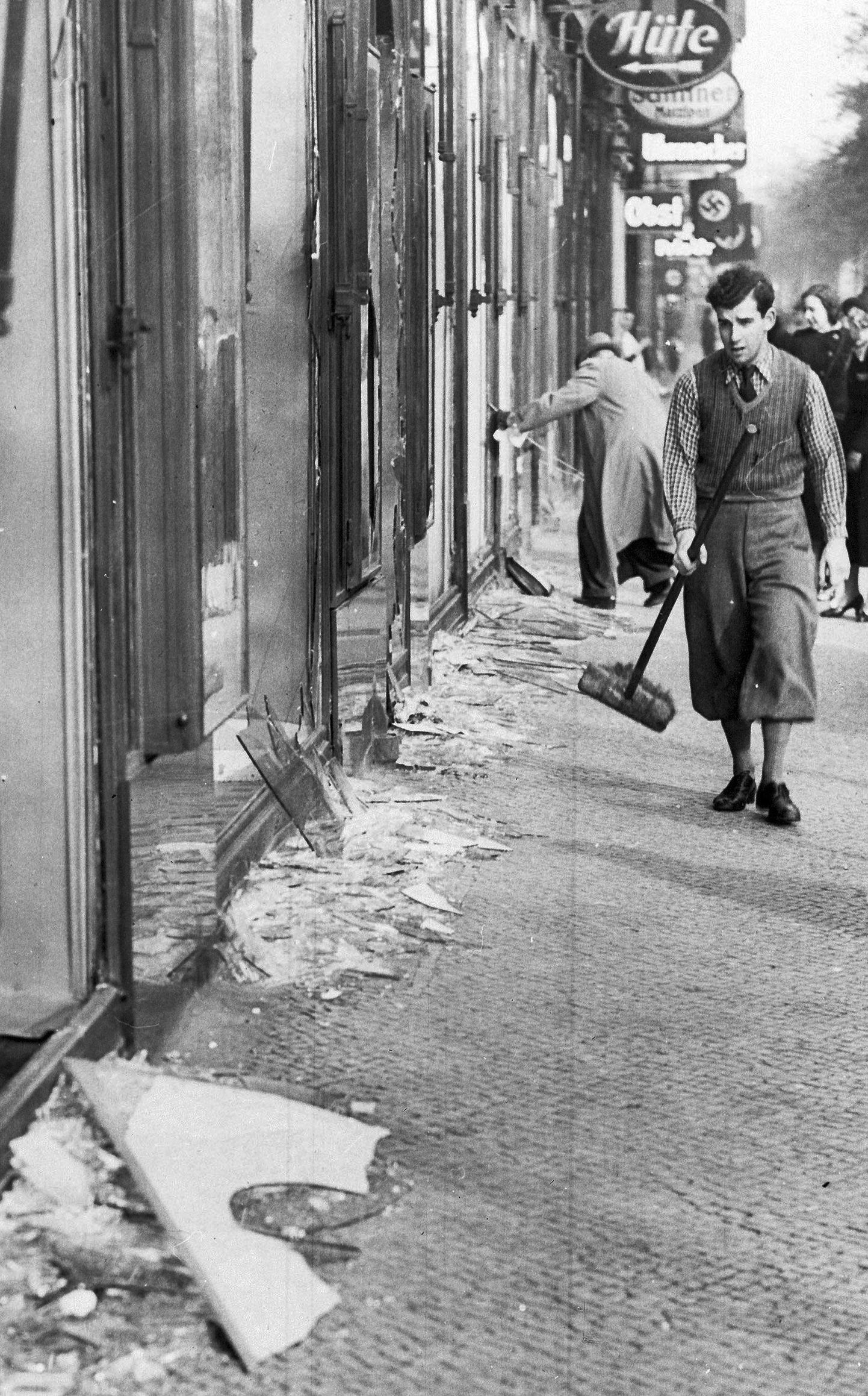 10. november, 1938. "Kristallöö" järgne päev Berliini tänavatel.
