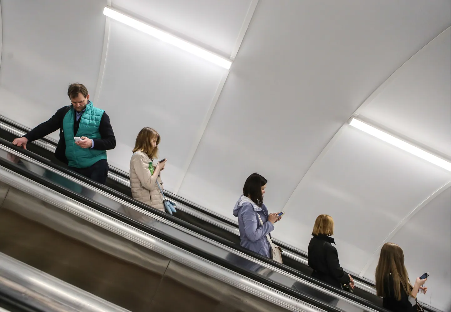 Eskalaator metroos. Pilt on illustreeriv