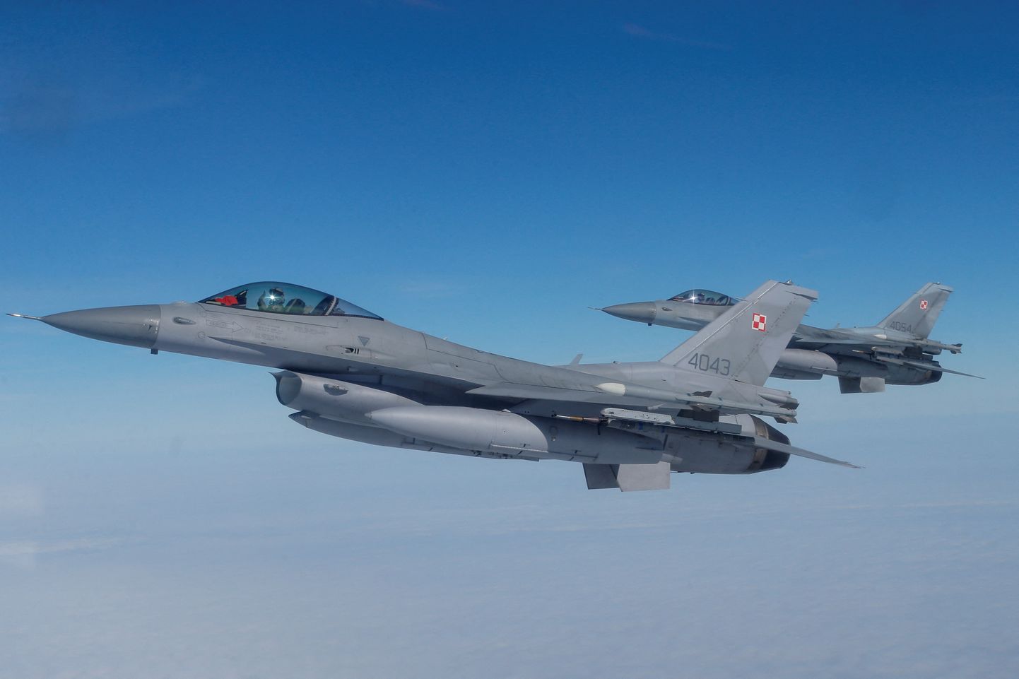 F-16 hävitajad lendavad NATO meediaürituse ajal Poola kohal