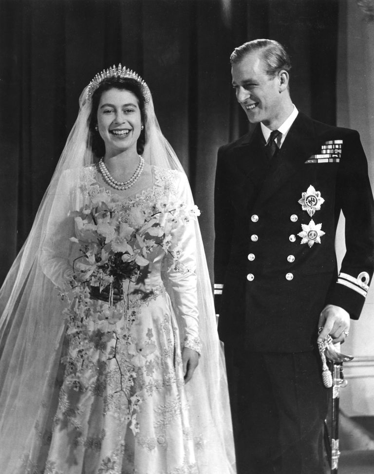 Королева Елизавета II и принц Филипп на своей свадьбе, 20 ноября 1947 года