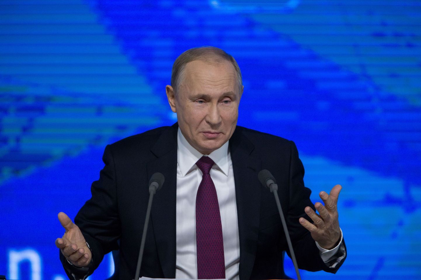 Vladimir Putin aastalõpu pressikonverentsil žestikuleerimas.