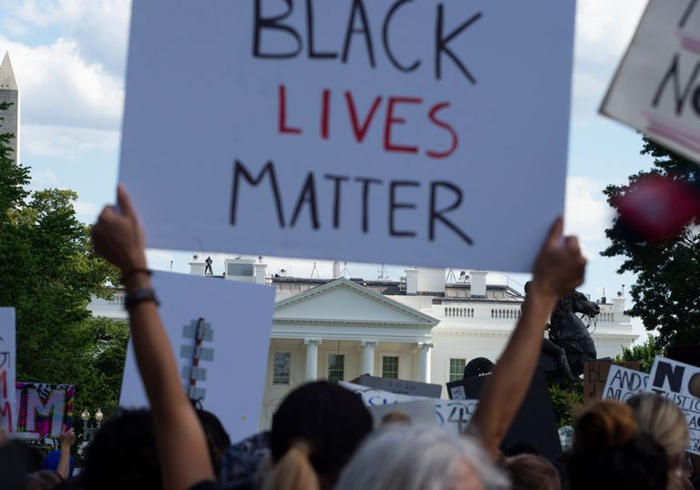 Protestijad 31. mail 2020 Washingtonis Valge Maja juures plakatiga «Black Lives Matter»
