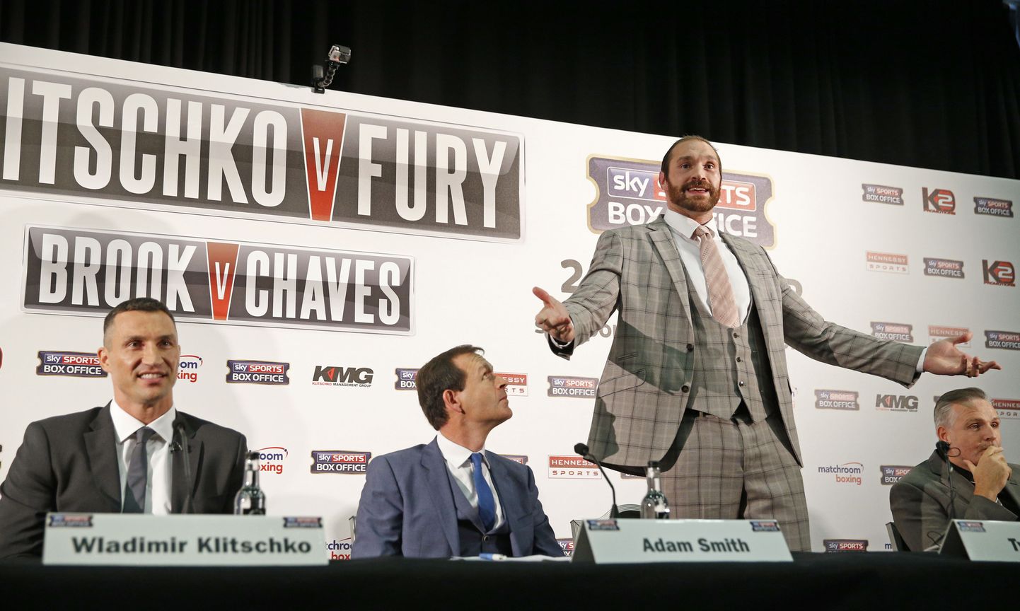 Пресс-конференция Тайсона Фьюри (второй справа) и Владимира Кличко (первый слева) накануне отмененного боя.