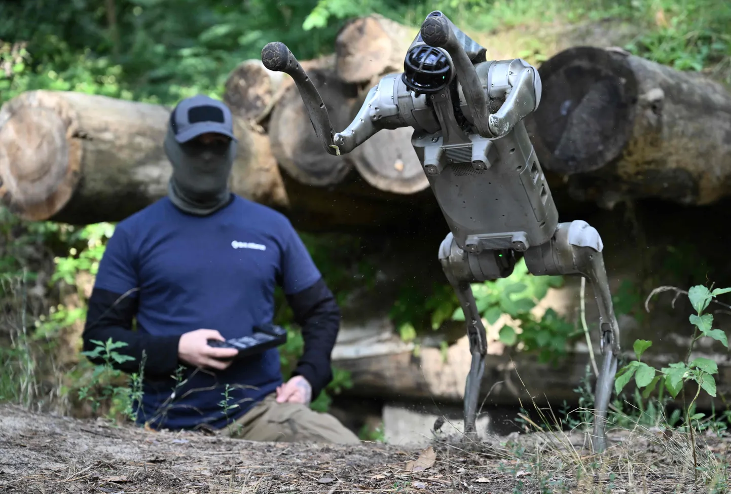 Operaator Ukrainas demonstreerib robotkoera võimekusi.