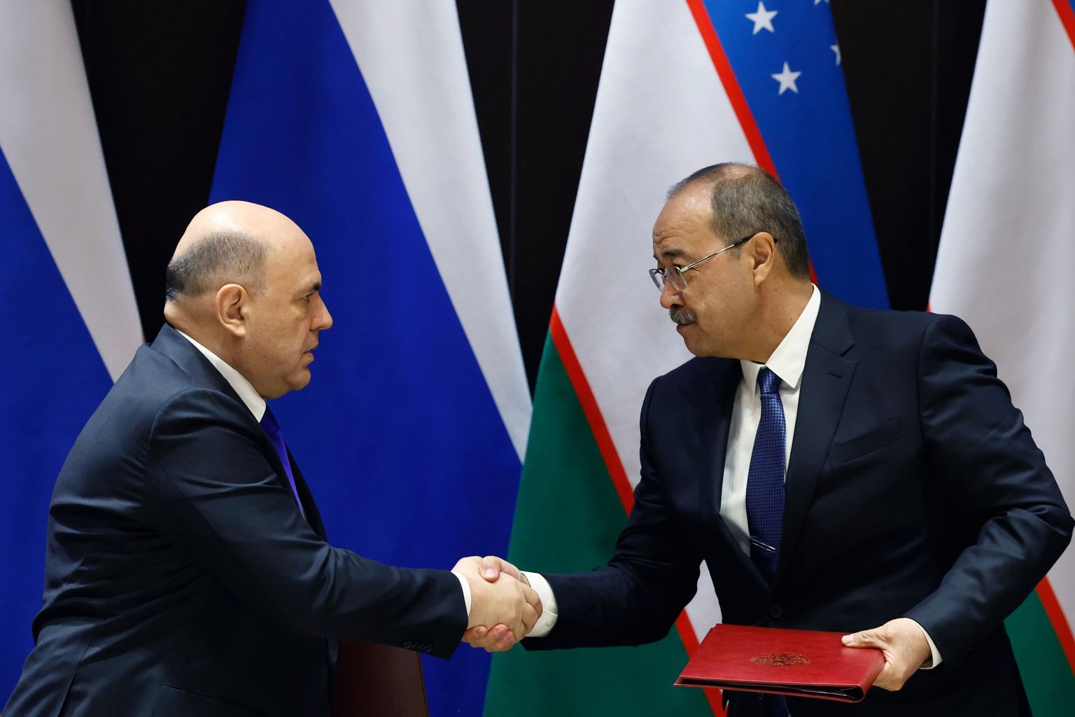 Venemaa peaminister Mihhail Mišustin (vasakul) ja Usbekistani peaminister Abdulla Aripov.
