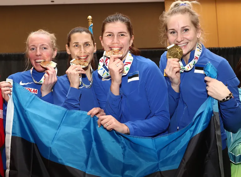 Võidukas Eesti epeenaiskond 2023. aasta detsembris Vancouveri MK-etapil: Nelli Differt (vasakult), Irina Embrich, Julia Beljajeva, Kristina Kuusk.