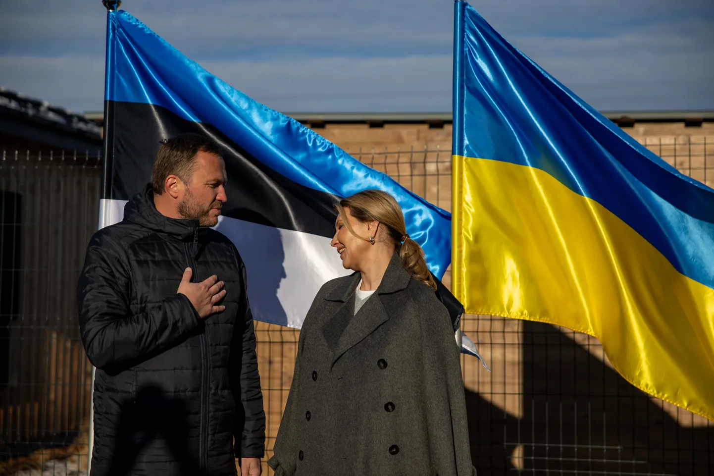 Маргус Цахкна и супруга президента Украины Елена Зеленская на открытии домов, построенных в Житомире при помощи Эстонии, 14 января 2025 года.