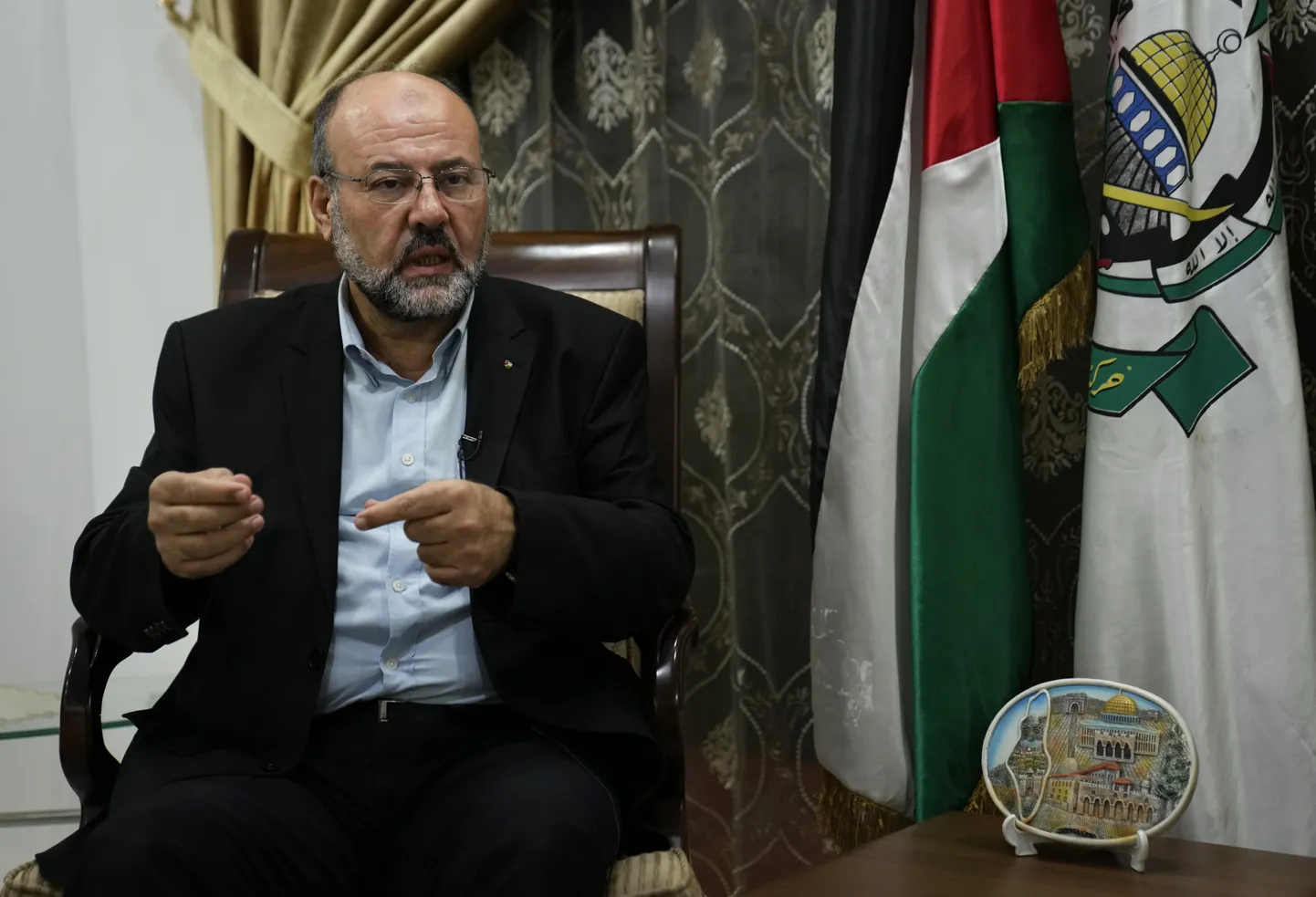 "Hamas" trimdas vadības loceklis Ali Barakehs intervijā ar ar ziņu aģentūras "Associated Press" (AP) žurnālistiem savā Beirūtas birojā.