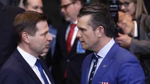 Hegseth telefonikõnes Pevkurile: USA paneb Eestile mõeldud laskemoonatarned pausile