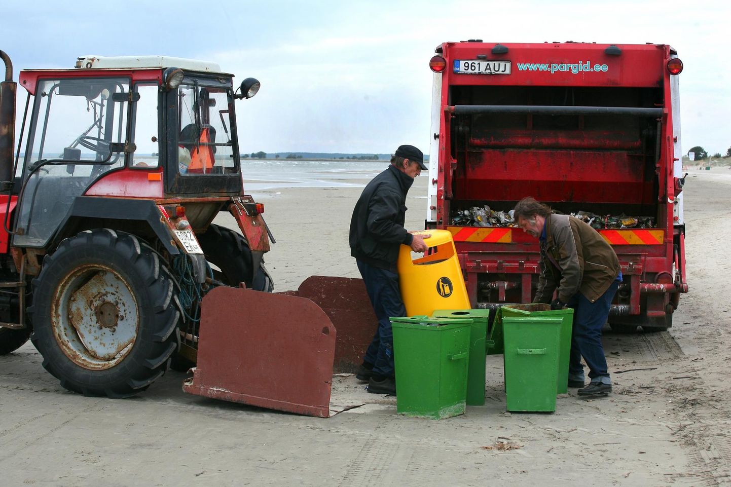 Selle eest, et Pärnu rannas koristustööd kunagi ei lõpeks, hoolitsevad suvitajad ja ilmastik.