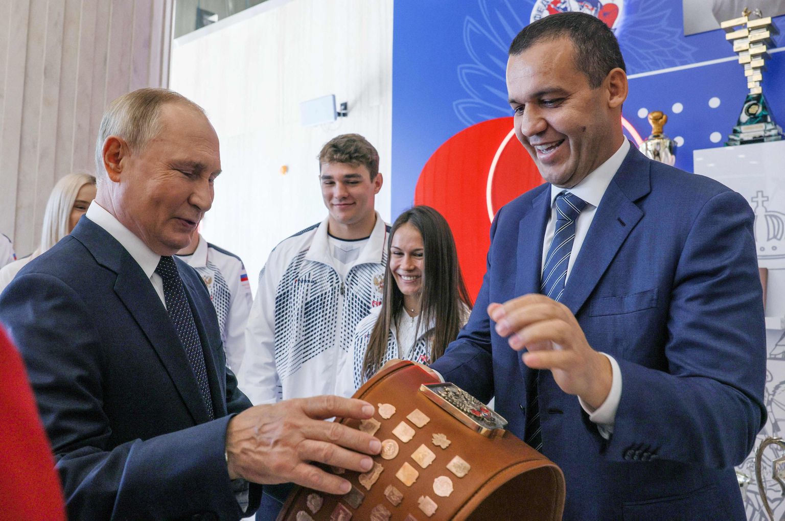 Rahvusvahelise poksiliidu (IBA) president Umar Kremljov (paremal) eelmisel kuul Moskvas uue poksikeskuse avamisel koos Venemaa presidendi Vladimir Putiniga.