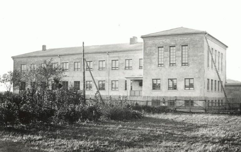 Vaade Suure-Jaani koolihoonele esiküljele, umbes 1940.