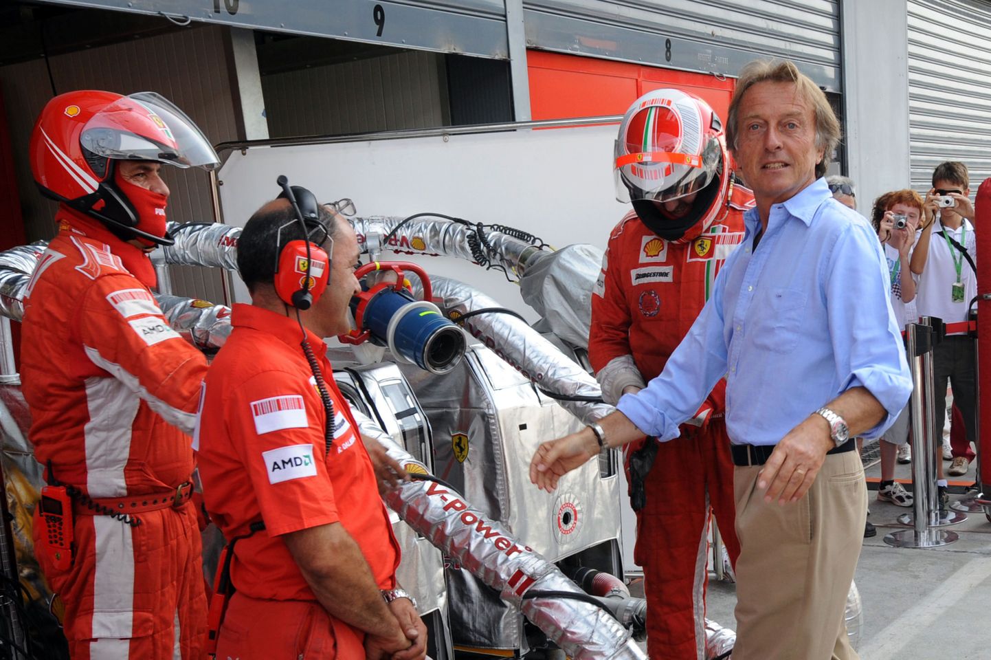 Ferrari president Luca Cordero di Montezemolo (paremal) juhtnööre jagamas.