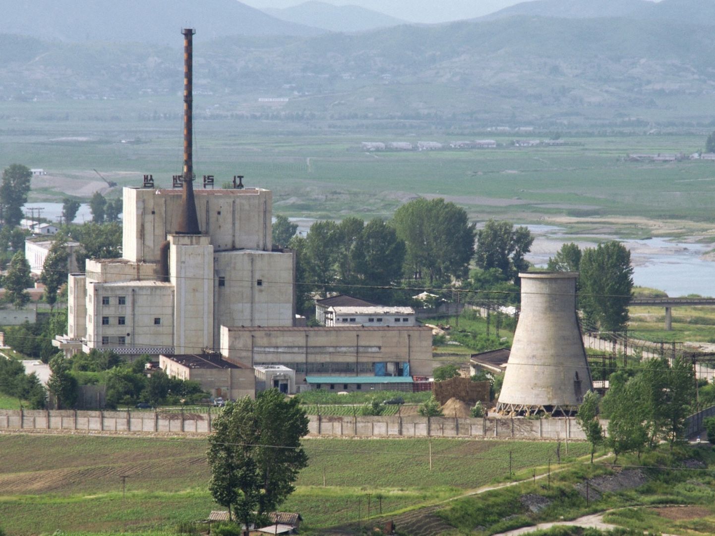 Yongbyoni tuumareaktor enne jahutustorni lammutamist 2008. aastal.