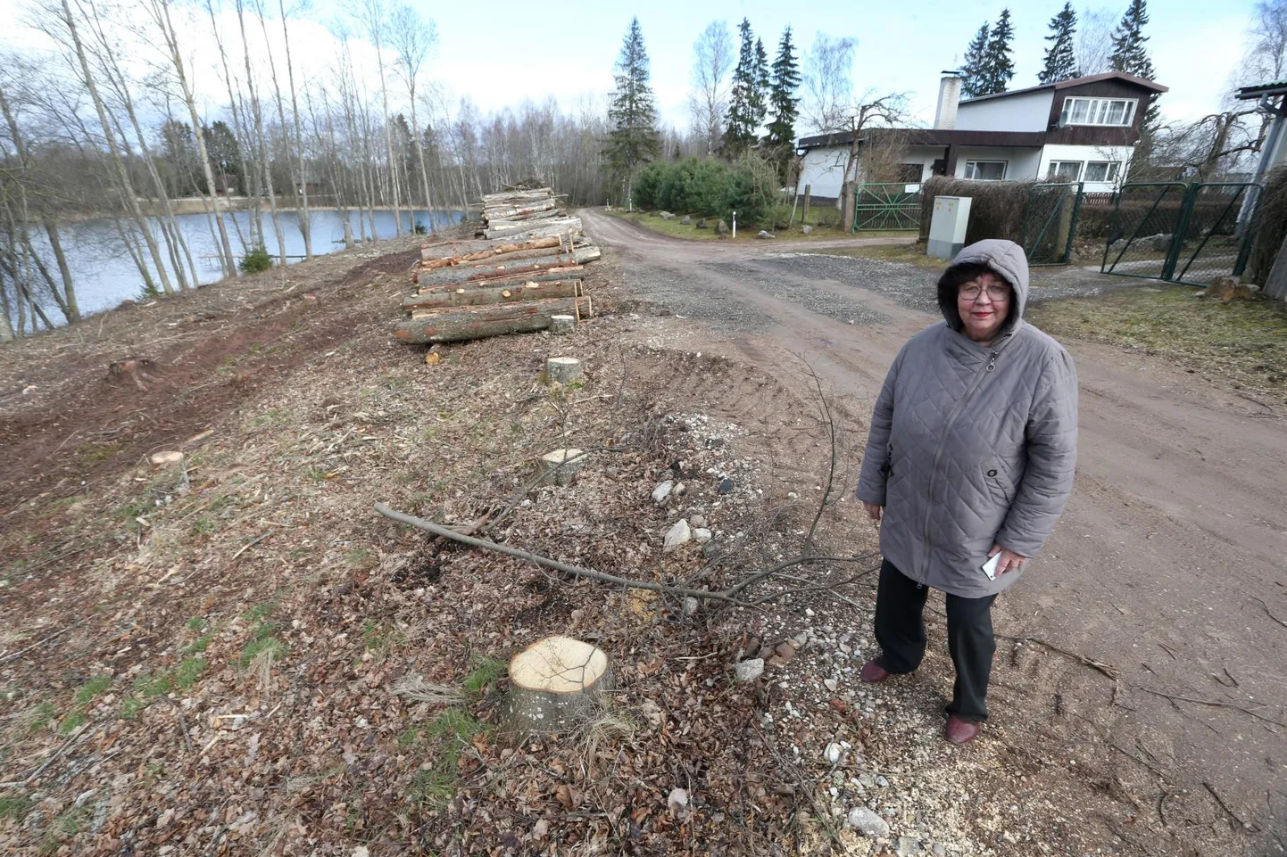 Svetlana Kirsis on nördinud tema hinnangul põhjuseta lagedaks raiutud järvekalda pärast.