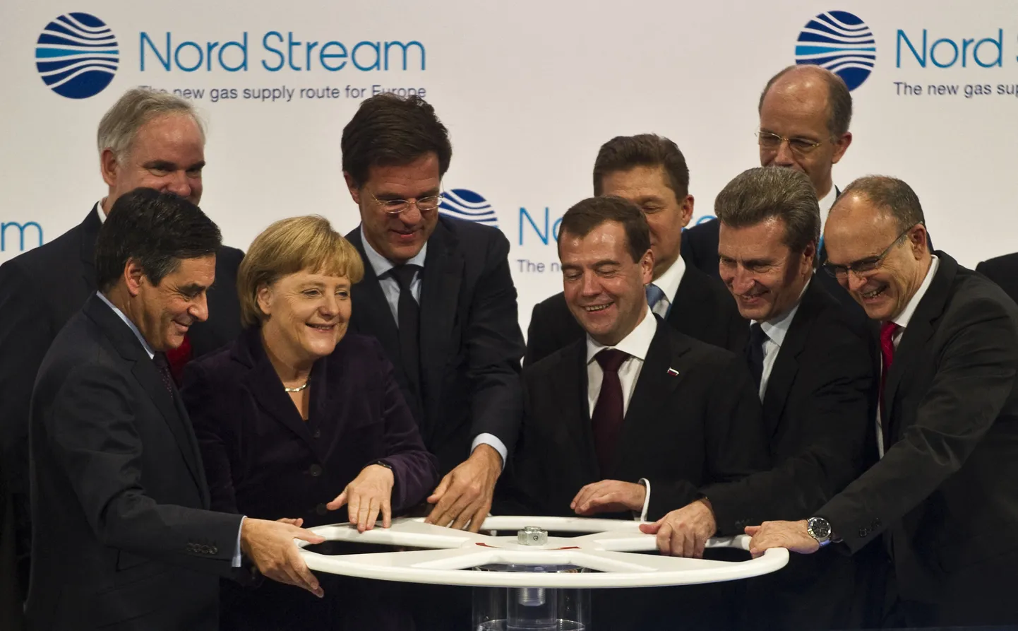 Toonane Venemaa president Dmitri Medvedev, Saksa kantsler Angela Merkel ja teised Euroopa tipp-poliitikud 2011. aastal Nord Stream 1 torujuhtme sümboolsel avamisel.