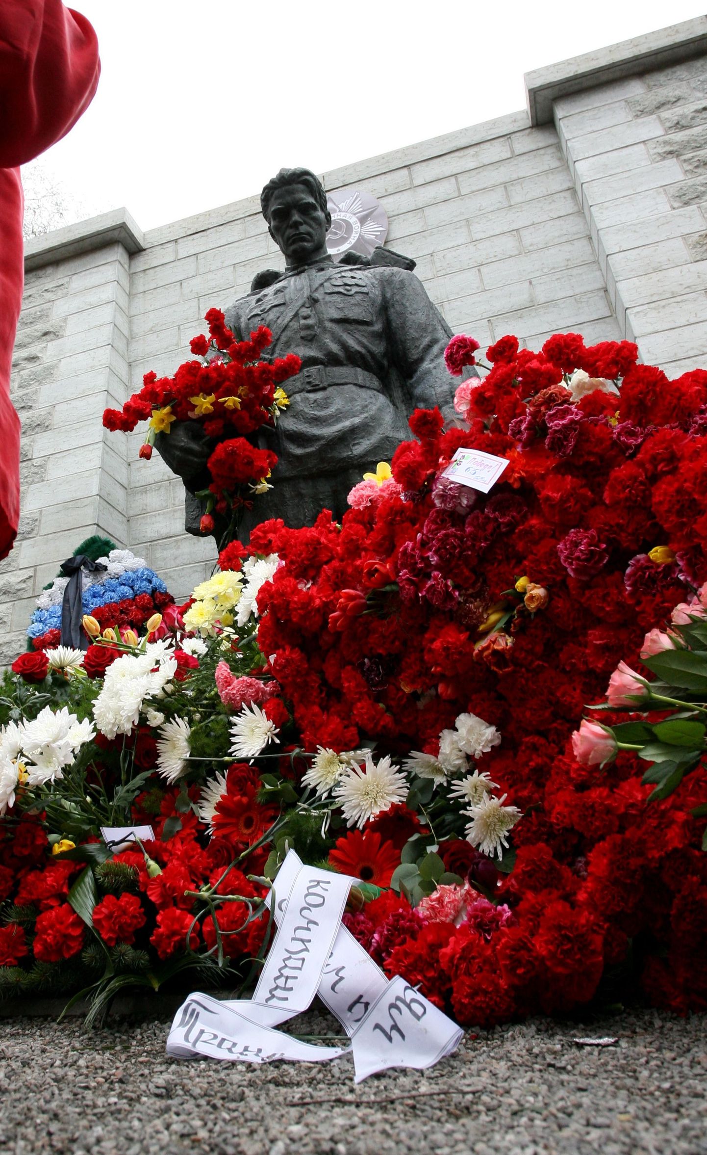 9 мая к подножию памятника принесли огромное количество цветов.