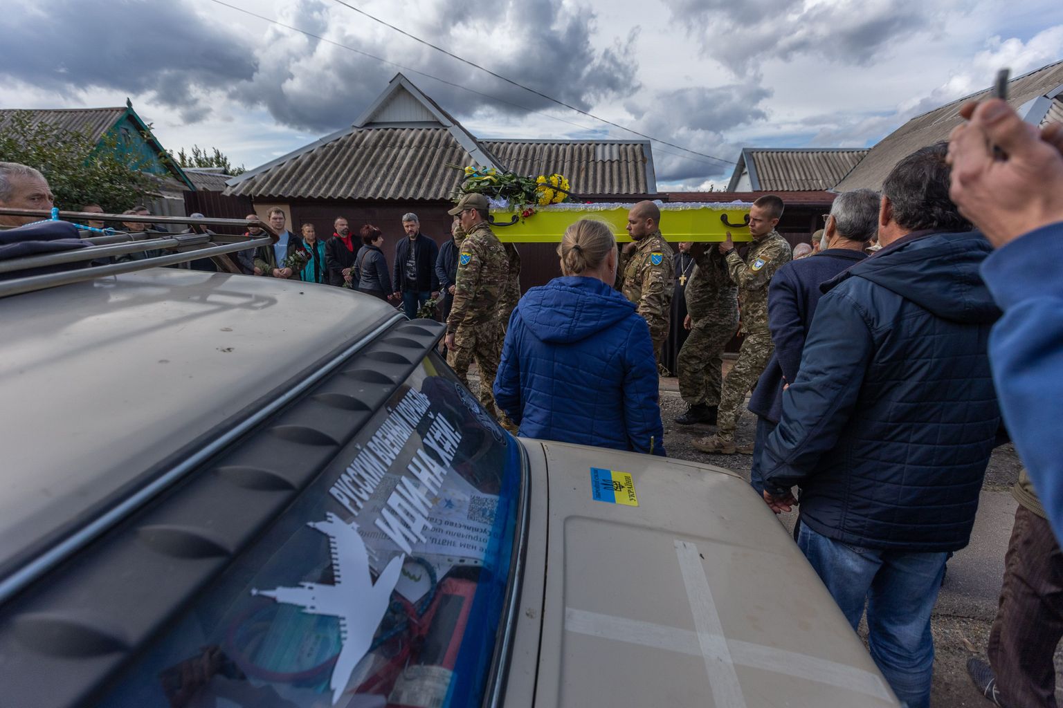 Ukraina sõdurid viivad hukkunud kaaslast Vladimir Linskiit tema kodumajast viimasele teekonnale. Maja ees seisval sõiduautol paistab kiri, mis saadab Vene sõjalaeva kõigile tuntud kohta.