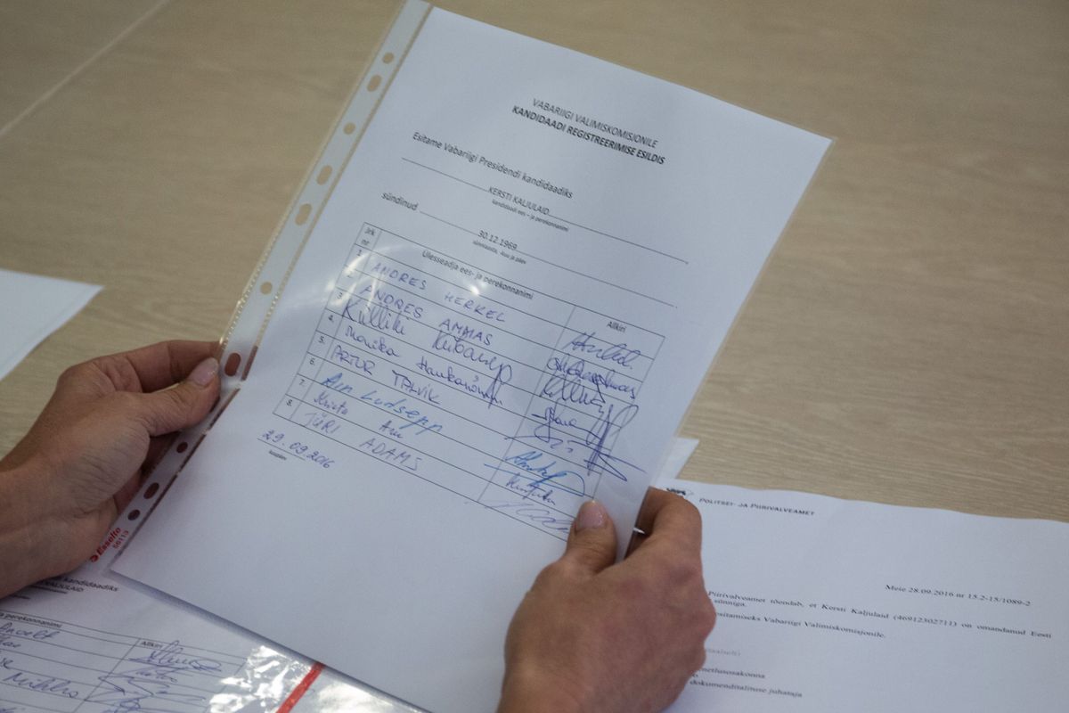 Parlamendierakonnad esitasid Kersti Kaljulaidi toetuseks antud allkirjad vabariigi valimiskomisjonile. / Jaanus Lensment/Postimees