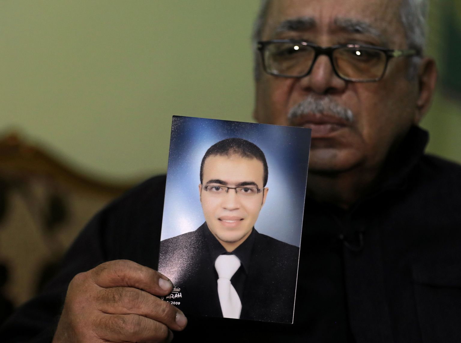 Matšeeterünnakus kahtlustatava Reda Abdullah al-Hamamy isa näitab poja pilti.