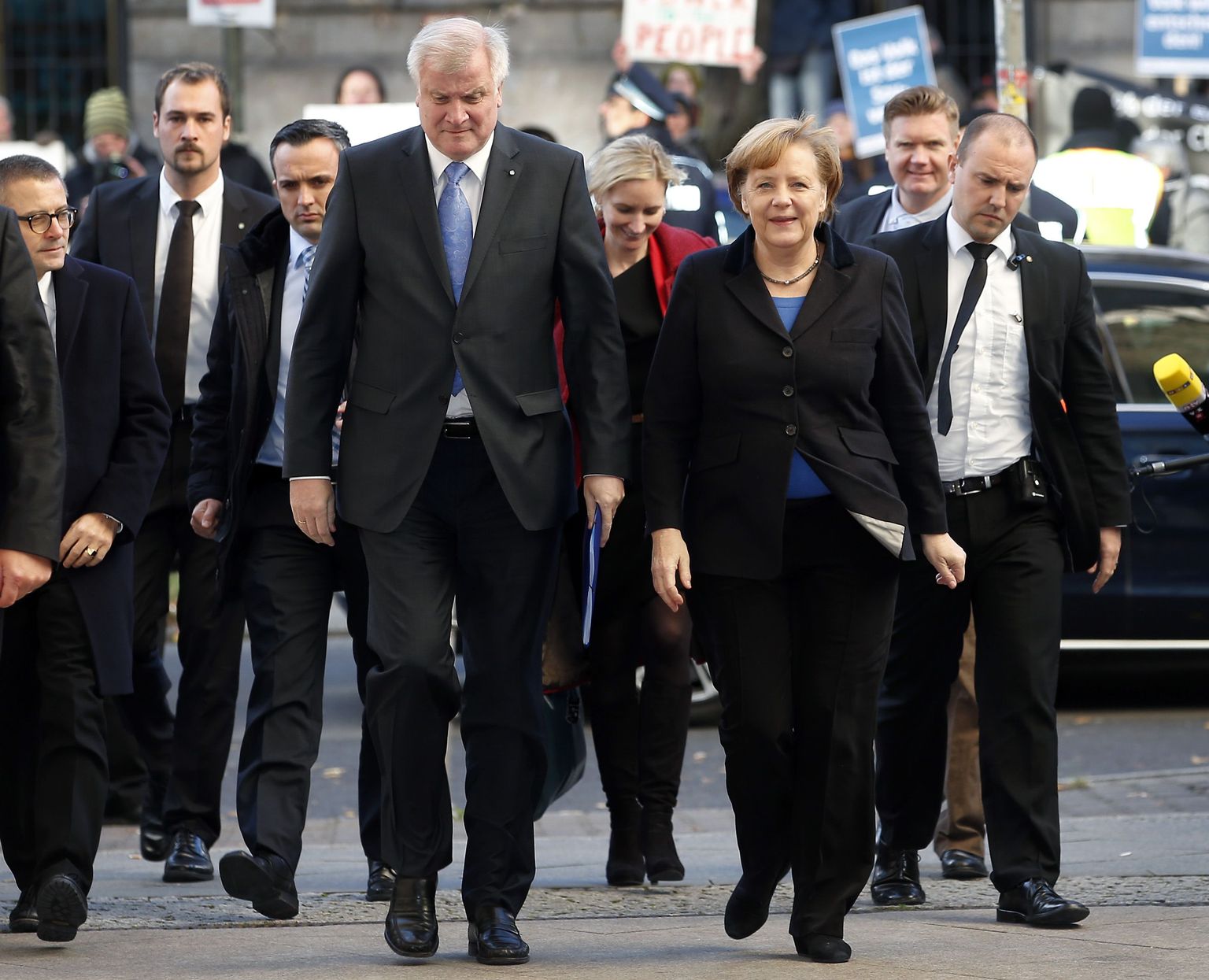 Saksamaa kantsler Angela Merkel (keskel paremal) ja Kristlik-sotsiaalse liidu esimees Horst Seehofer (keskel vasakul)saabuvad kõnelustele.