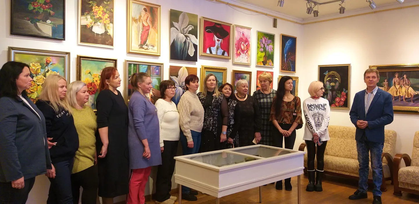 Kiviõli kunstide koolis õppivad täiskasvanud kunstnikud avasid jõulunäituse.