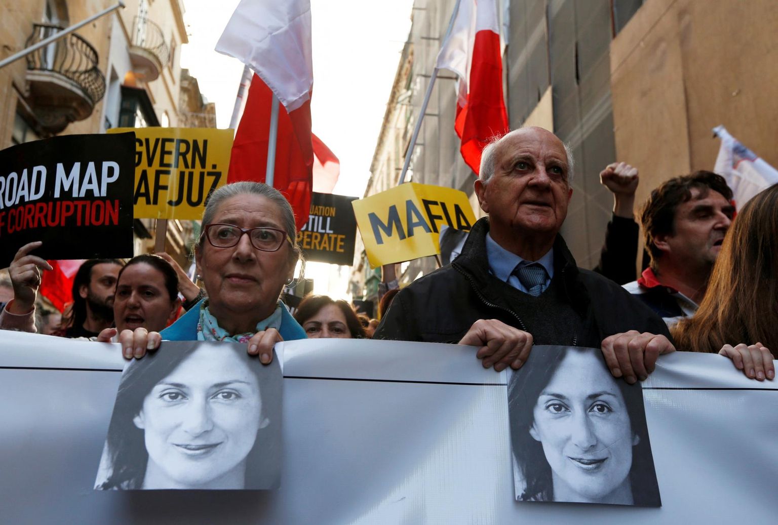 Eelmise aasta 1. detsembril leidis Vallettas aset Malta ajaloo suurim meeleavaldus, millega nõuti peaministri tagasiastumist. Rongkäigu ees kõndisid Caruana Galizia vanemad Rose Vella (vasakul) ja Michael Vella. 