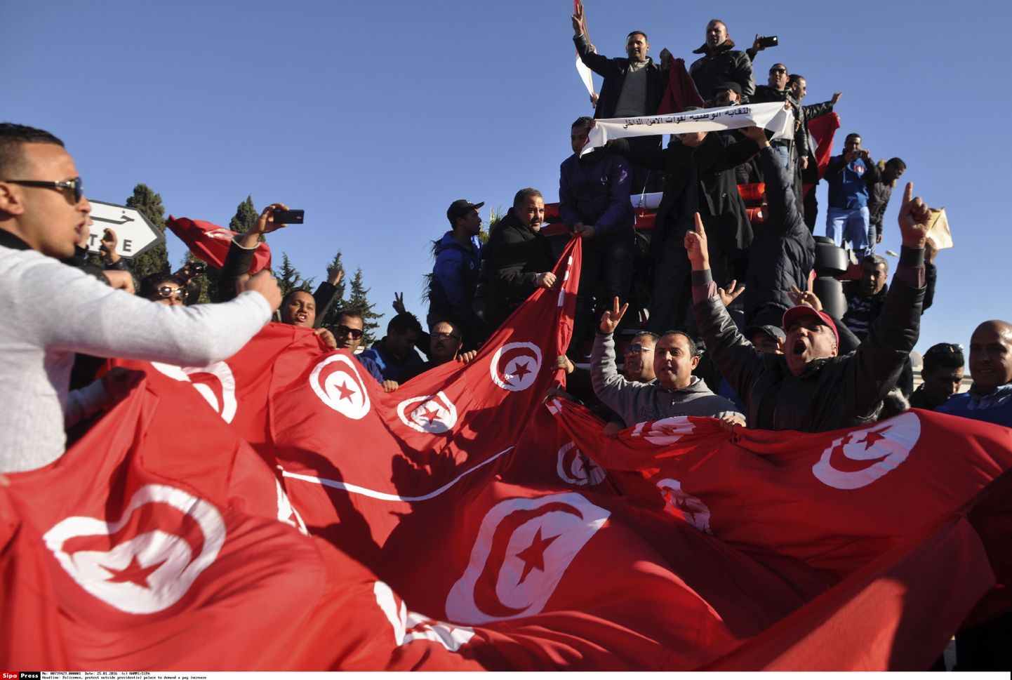 Tuneesia politseinikud nõudmas palgatõusu presidendi palee juures Tunises.