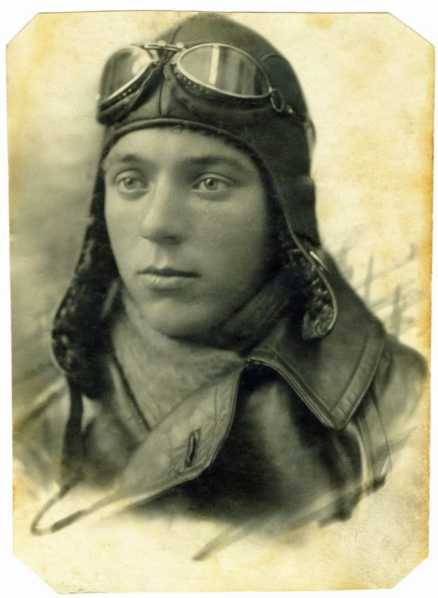 Василий Михайлович Сенькин был сбит в бою 6 сентября 1941 года. О том, что он не пропал без вести, а все эти годы покоился в камнях на полуострове Нинасе, родные узнали лишь спустя 73 года.