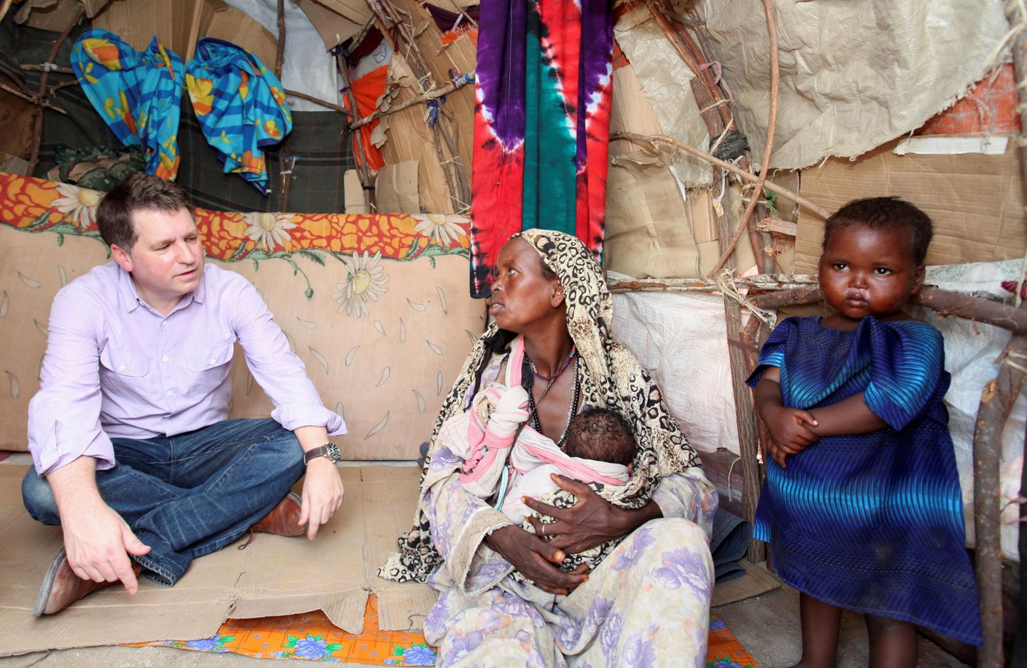 Justin Forsyth (vasakul) Somaalia põgenikelaagris.