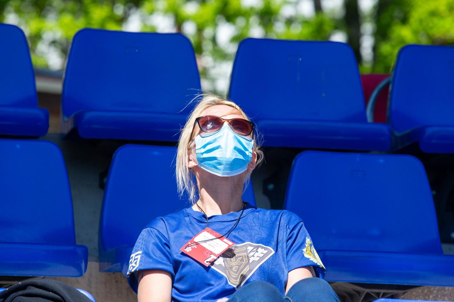 Eesti olümpiakomitee on sätestanud, et ruumis sees peavad pealtvaatajad maske kandma. Olgugi et jalgpalli saab nautida värskes õhus, on ka välitribüünidel maski kandmine soovituslik.