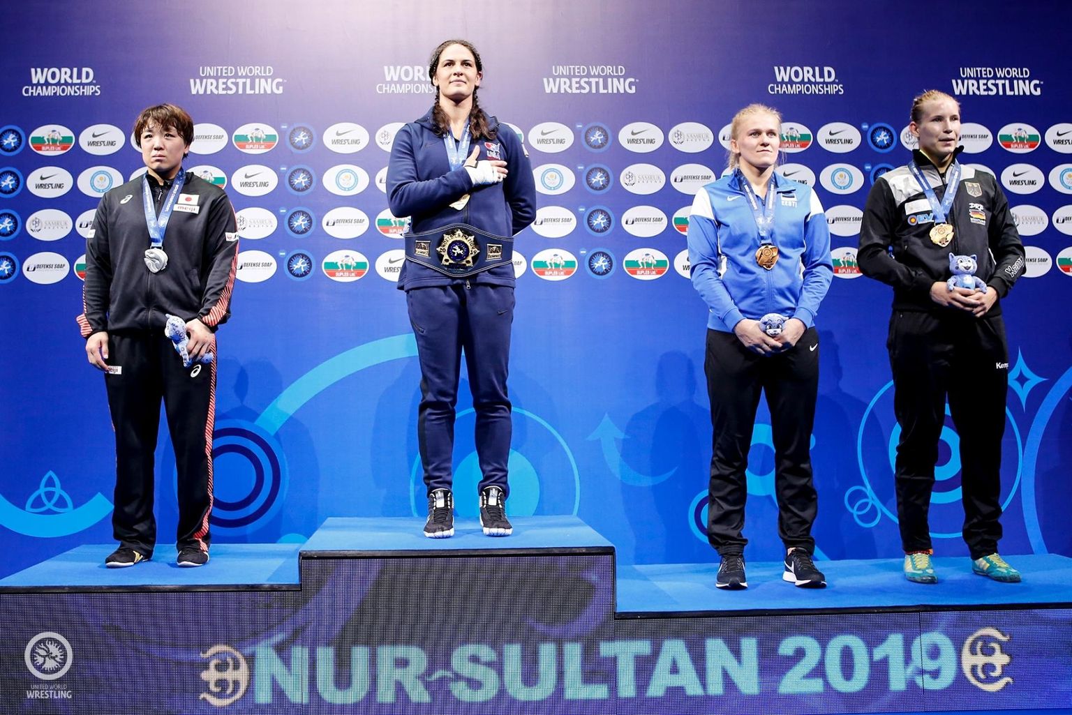 Epp Mäe (paremalt teine) eilsel MM-i medalitseremoonial Nur-Sultanis.