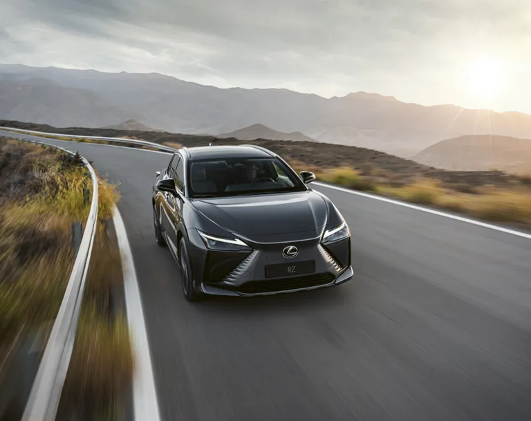 Lexus RZ 450e on uhiuus täiselektriline linnadžiip.