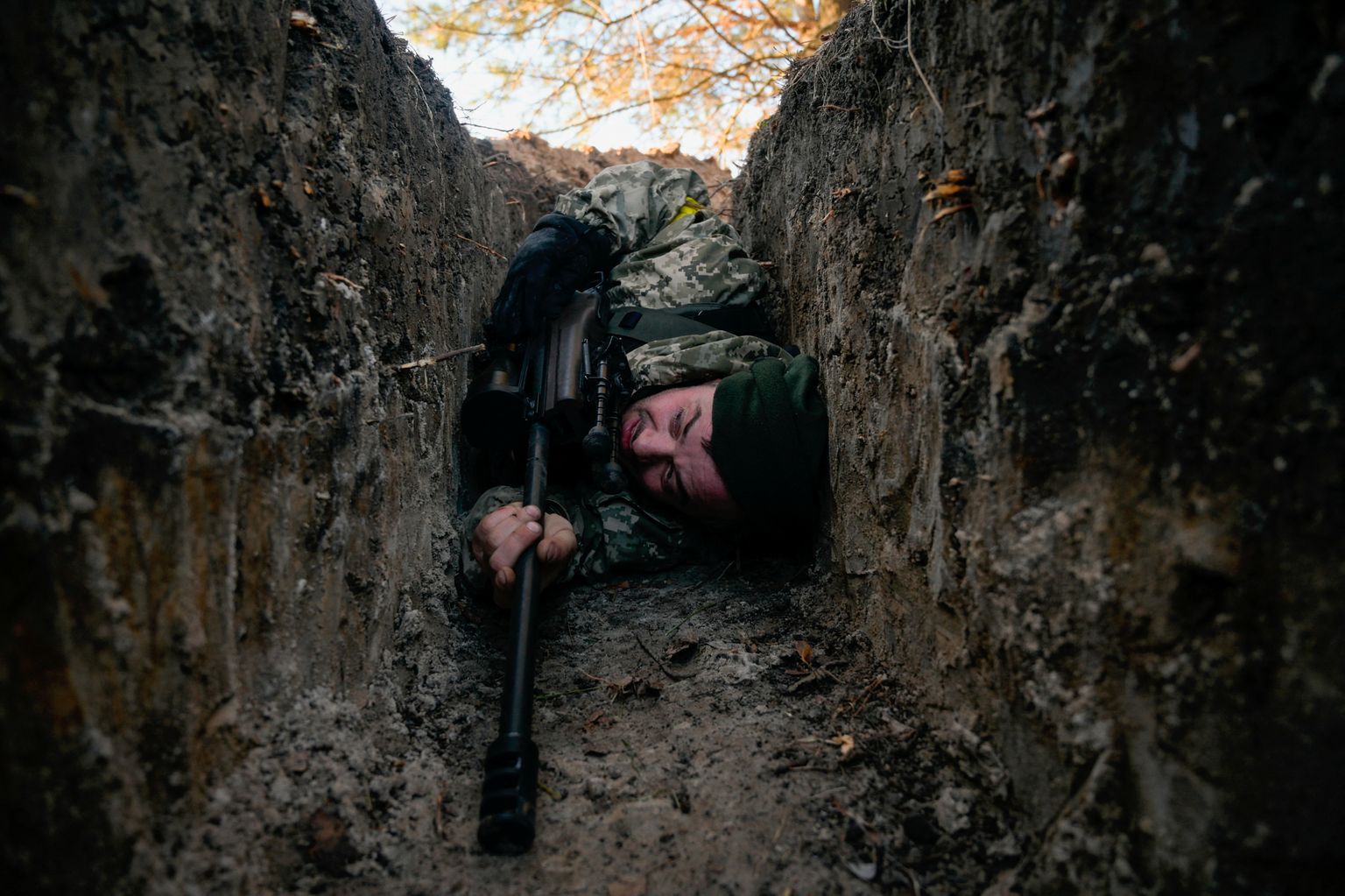 Ukraina sõdur 10. märtsil. Foto autor on fotoajakirjanik Maksim Levin, kes jäi kolm päeva hiljem kadunuks.