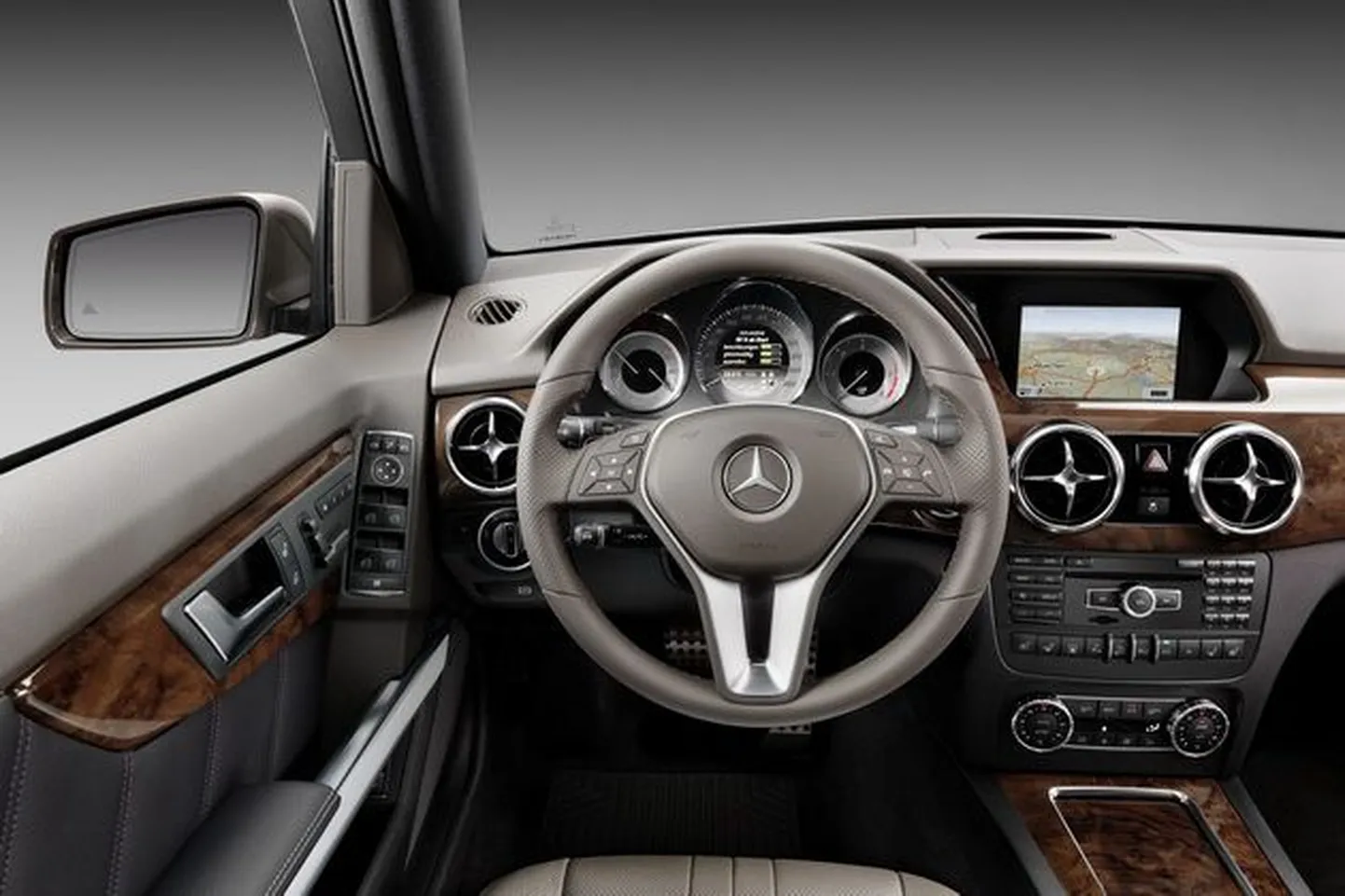 Mercedes-Benzi uuenduskuuri läbinud GLK mudel.