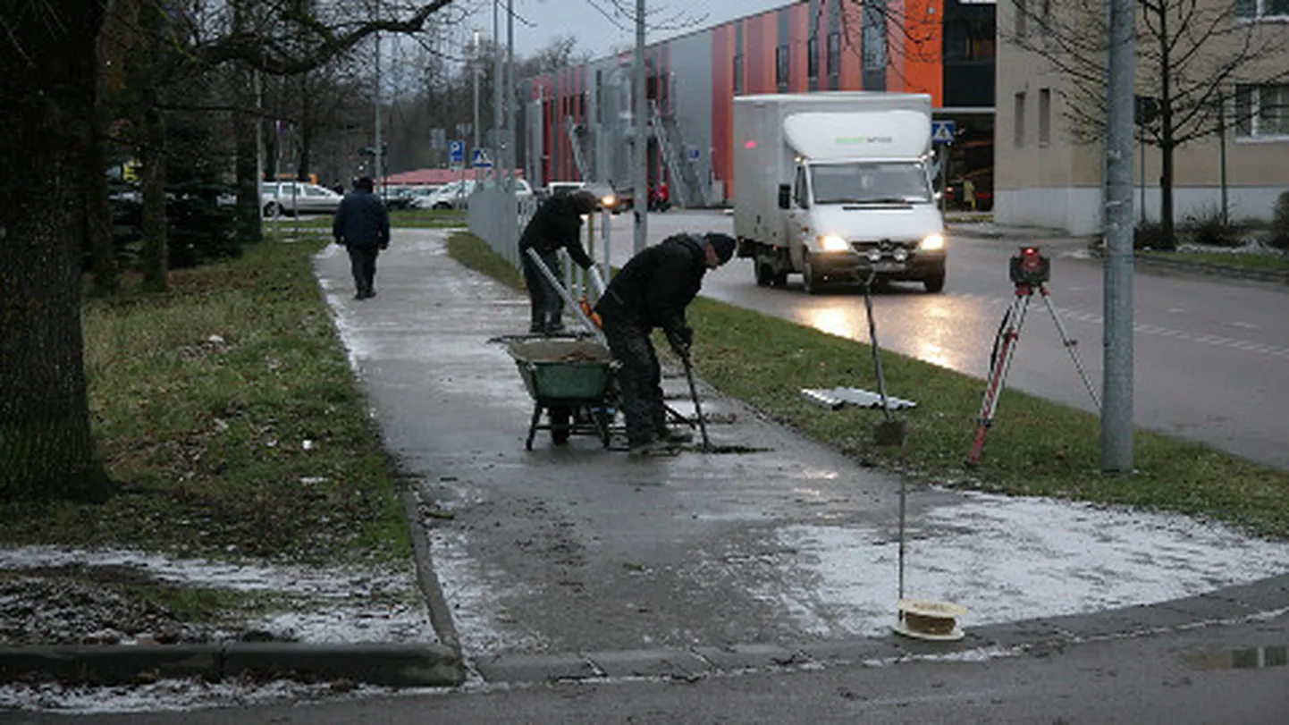 Aia ehitamine käis eile pärastlõunal täie hooga edasi, väidetavalt küll kaasnes sellega lubadus kõnnitee avatuks jätta.