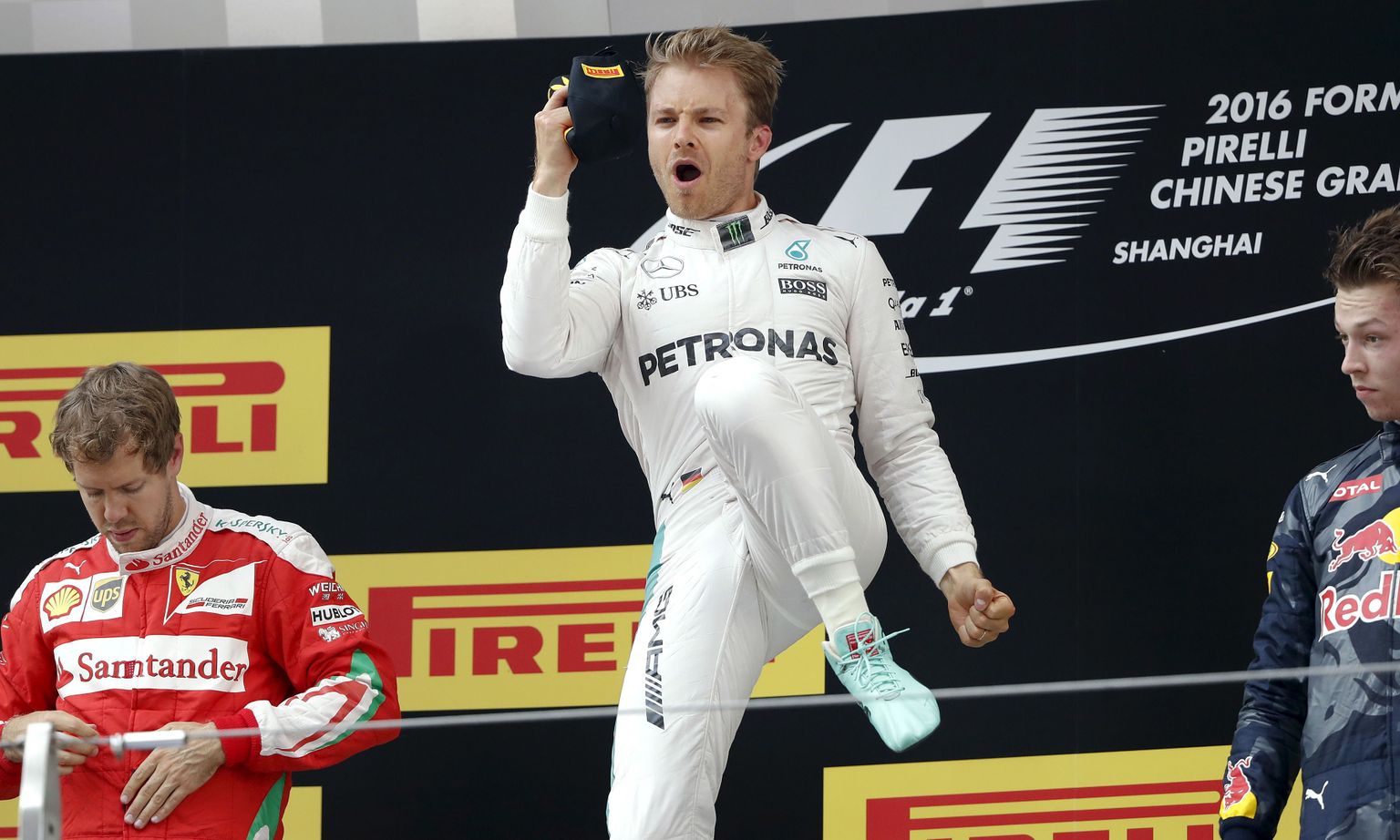 Nico Rosbergi (keskel) võidukas hüpe pärast Hiina GP võitu