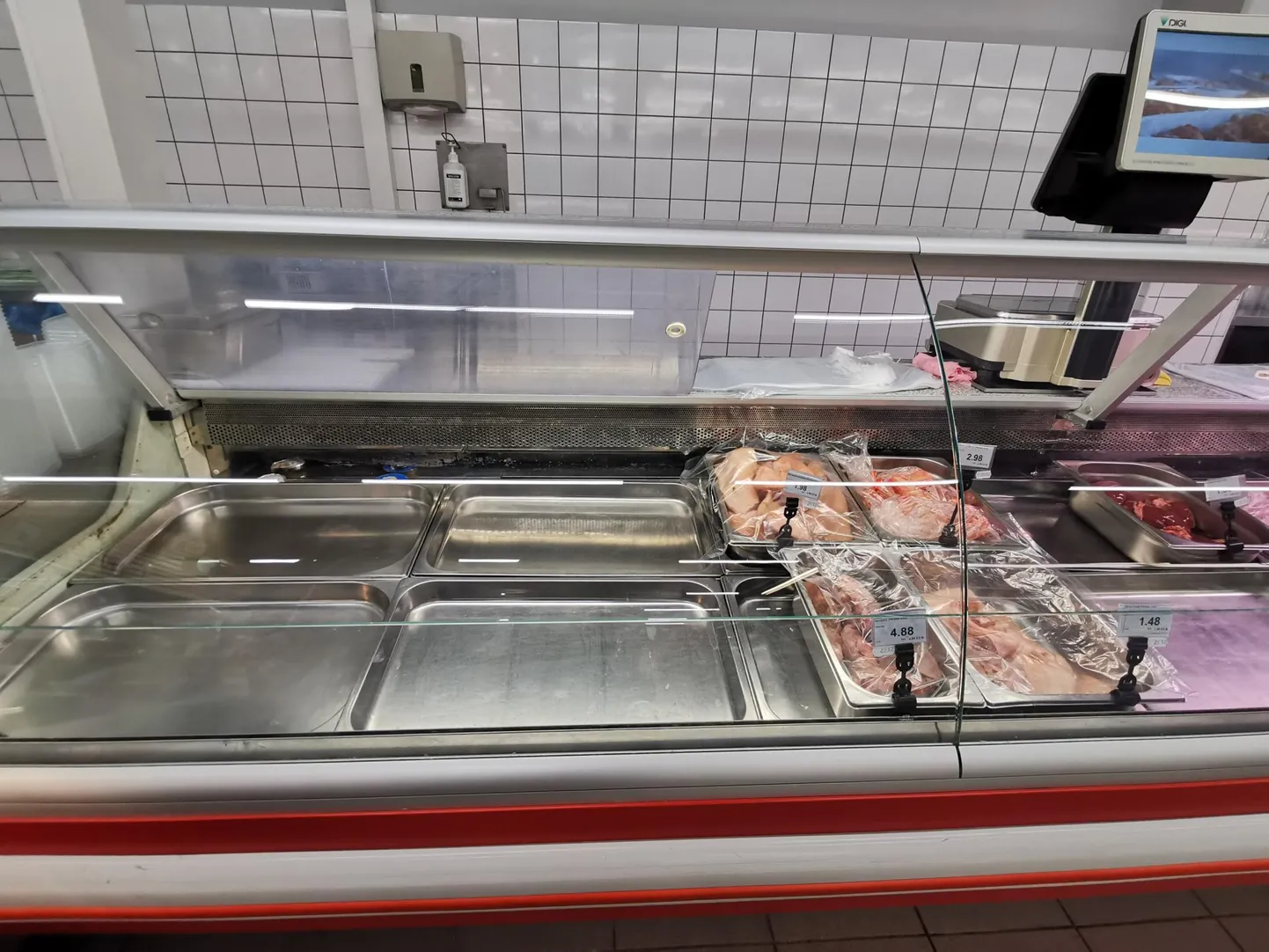 Два дня в продуктовом магазине Grossi покупатели опустошали прилавок с мясом. К четырем часам дня 23 декабря все мясо уже было распродано.