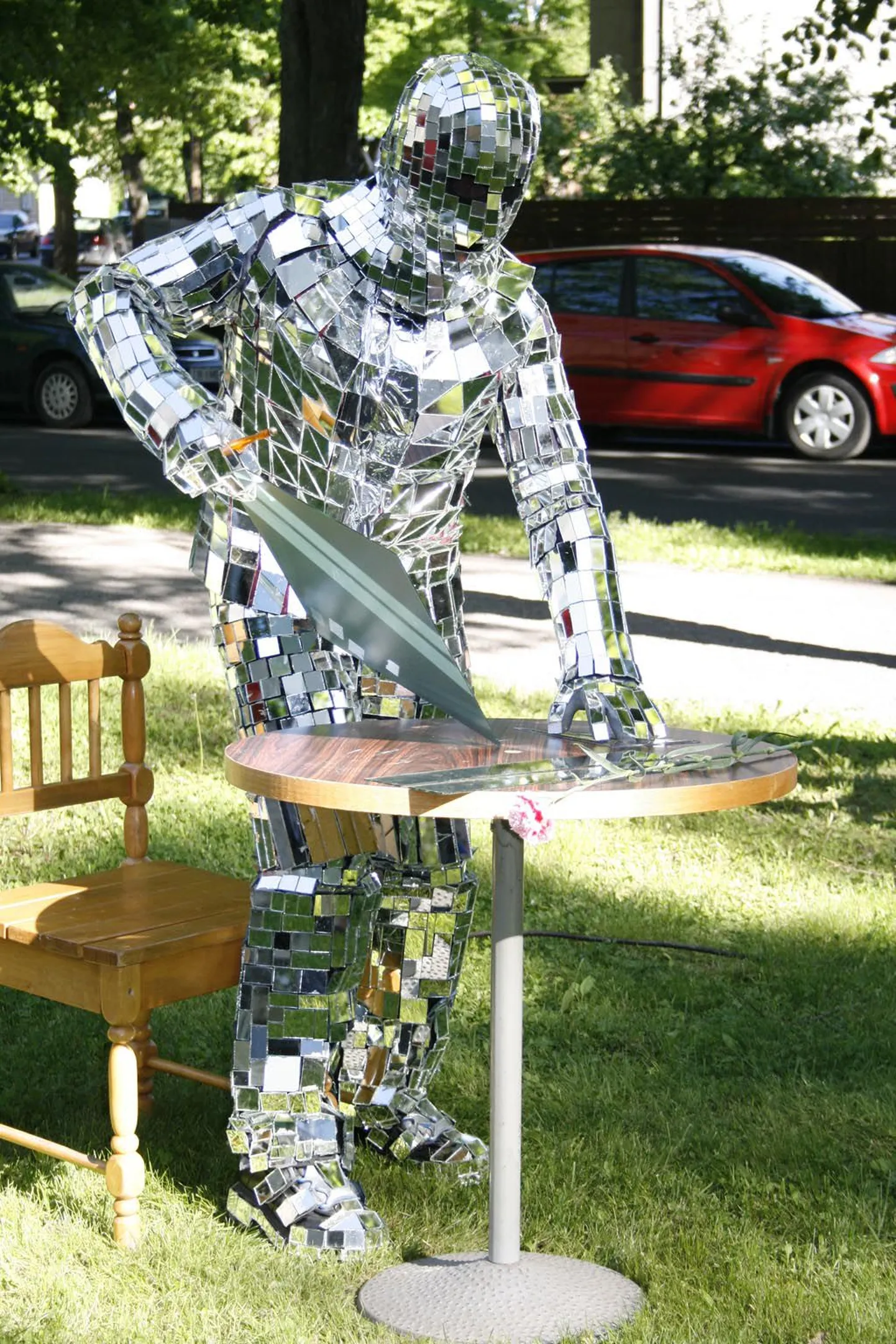Teatrikunstnik Stanislav Müller oma etteastes sätendavas peeglirüüs.