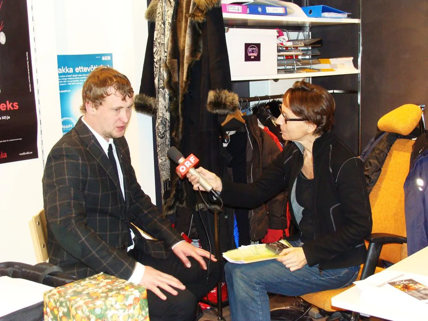 Kultuuripealinna programmijuht Jaanus Rohumaa annab intervjuud Austria telekanalile ORF.
